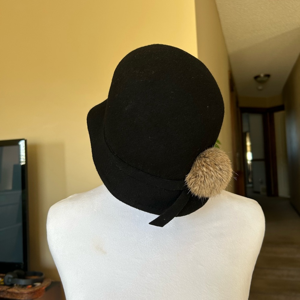 Chic Black Women's Wool Hat with Fur Pom